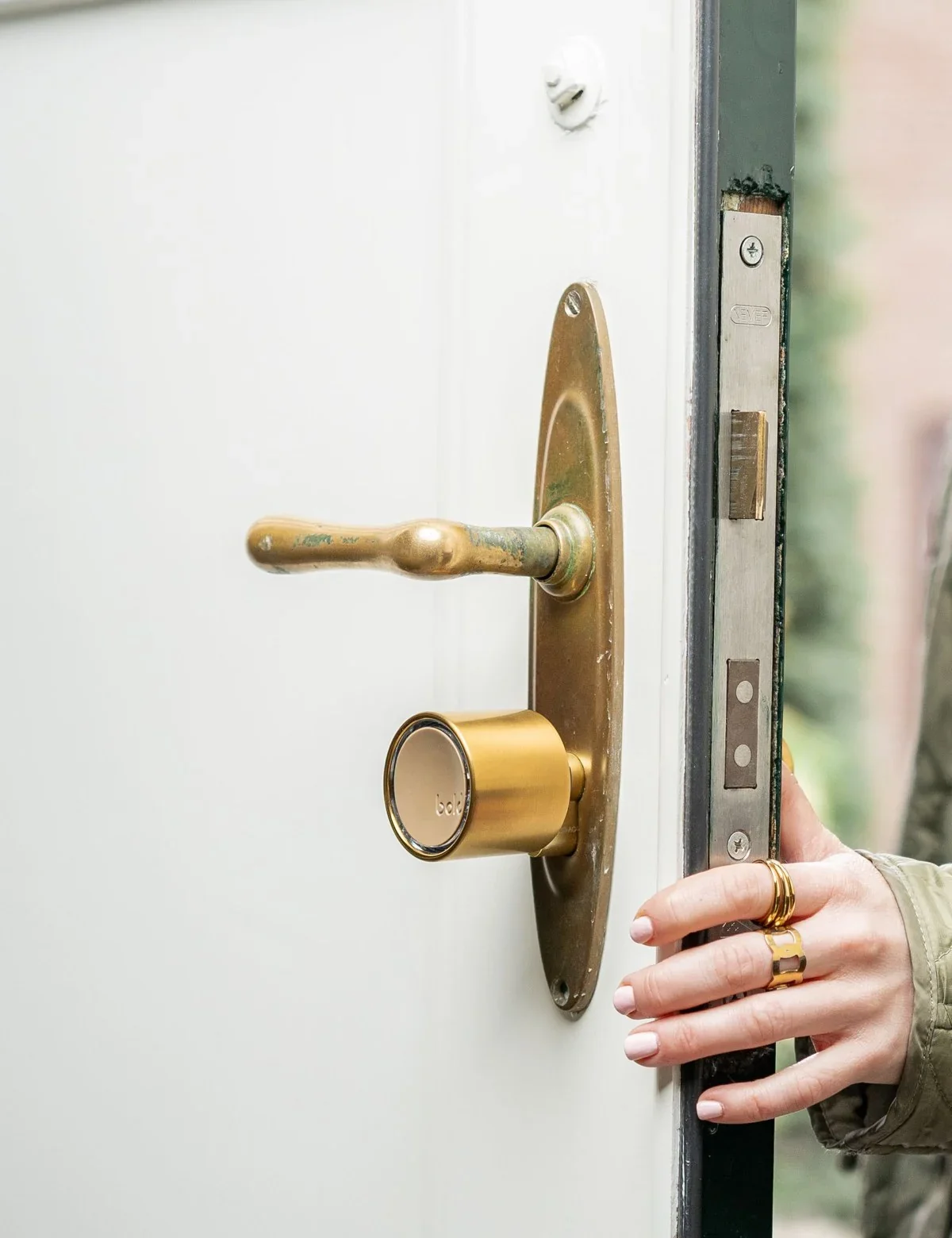 Close-up van een Bold Smart Lock op een witte voordeur