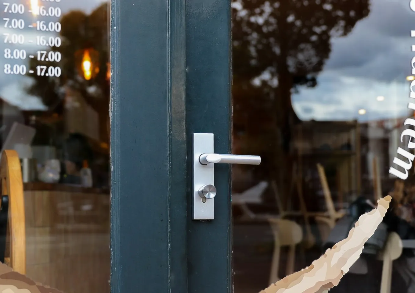Restaurantdeur met een slim slot en openingstijden op het glas