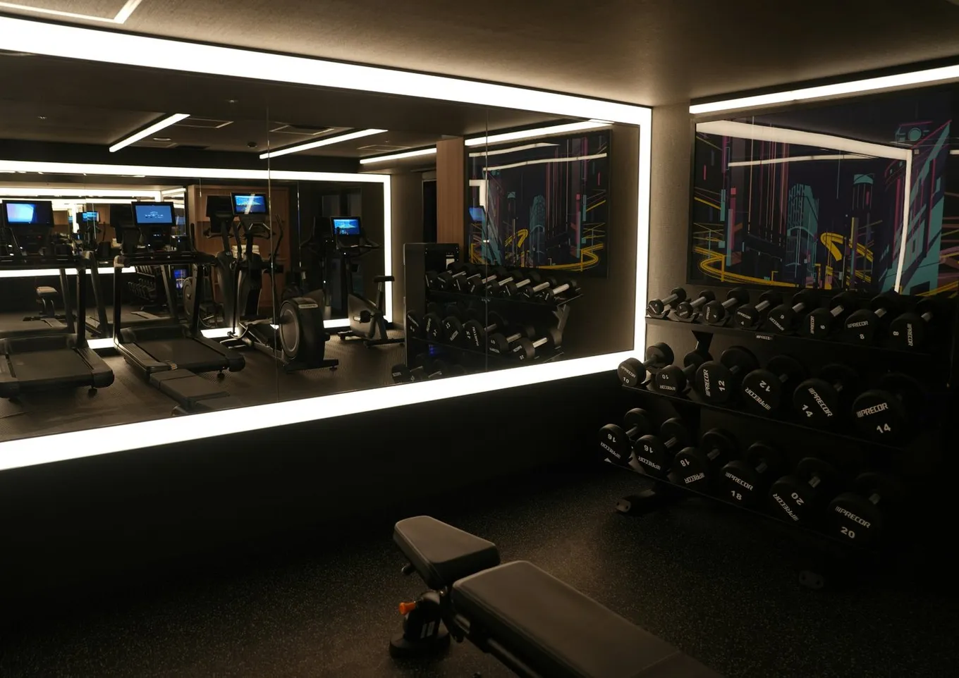Sportschool met dumbbells en spiegels in lichtstrips